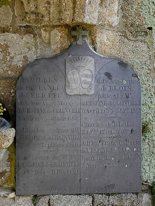 Plaque mortuaire commémorative de la famille de Grainville apposée sur le mur de l'ancienne église d'Henvic.