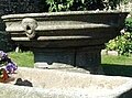 La vasque de l'ancien manoir de Lézireur (vers 1700).